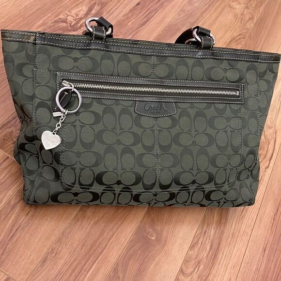 Authentic Hunter Green Coach Purse LIKE NEW - Picture 1 of 6